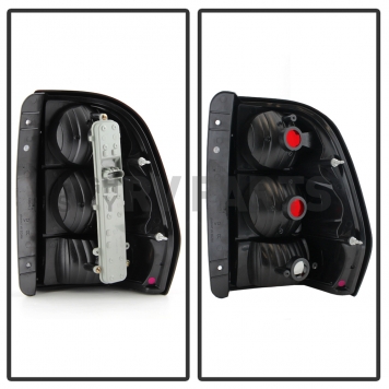 Xtune Tail Light Assembly 9037979-2