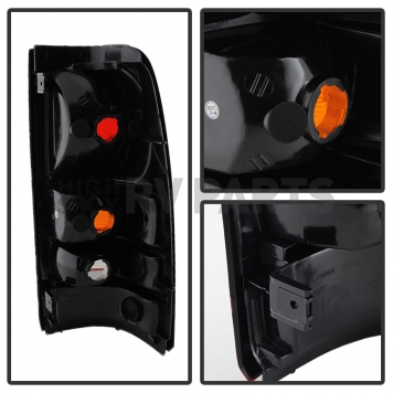 Xtune Tail Light Assembly 9028915-2